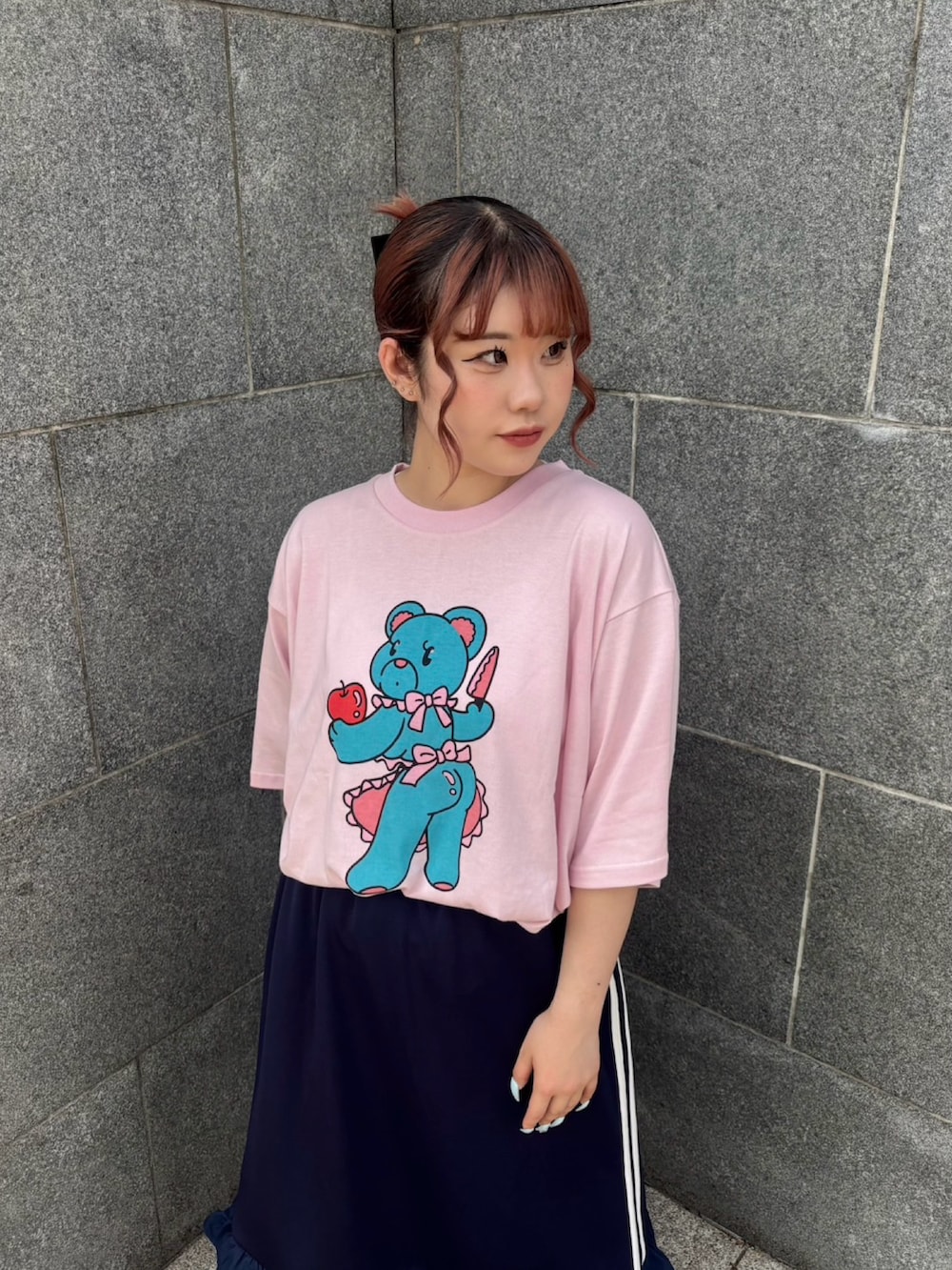 ブルー系のスカート、ピンク系のTシャツ/カットソーを着用したレディースの春コーディネートの5枚目の写真
