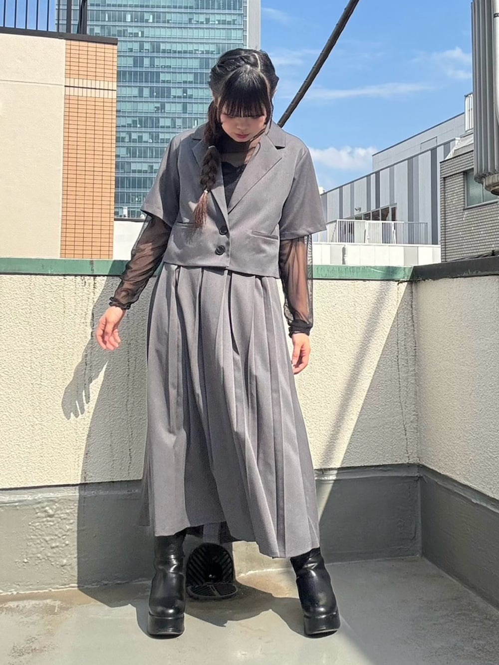 グレー系のスカート、グレー系のテーラードジャケット、ブラック系のTシャツ/カットソーを着用したレディースの春コーディネートの3枚目の写真