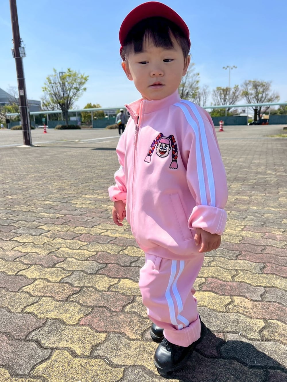 ピンク系のジャージ、ピンク系のその他パンツを着用したレディースの春コーディネートの2枚目の写真