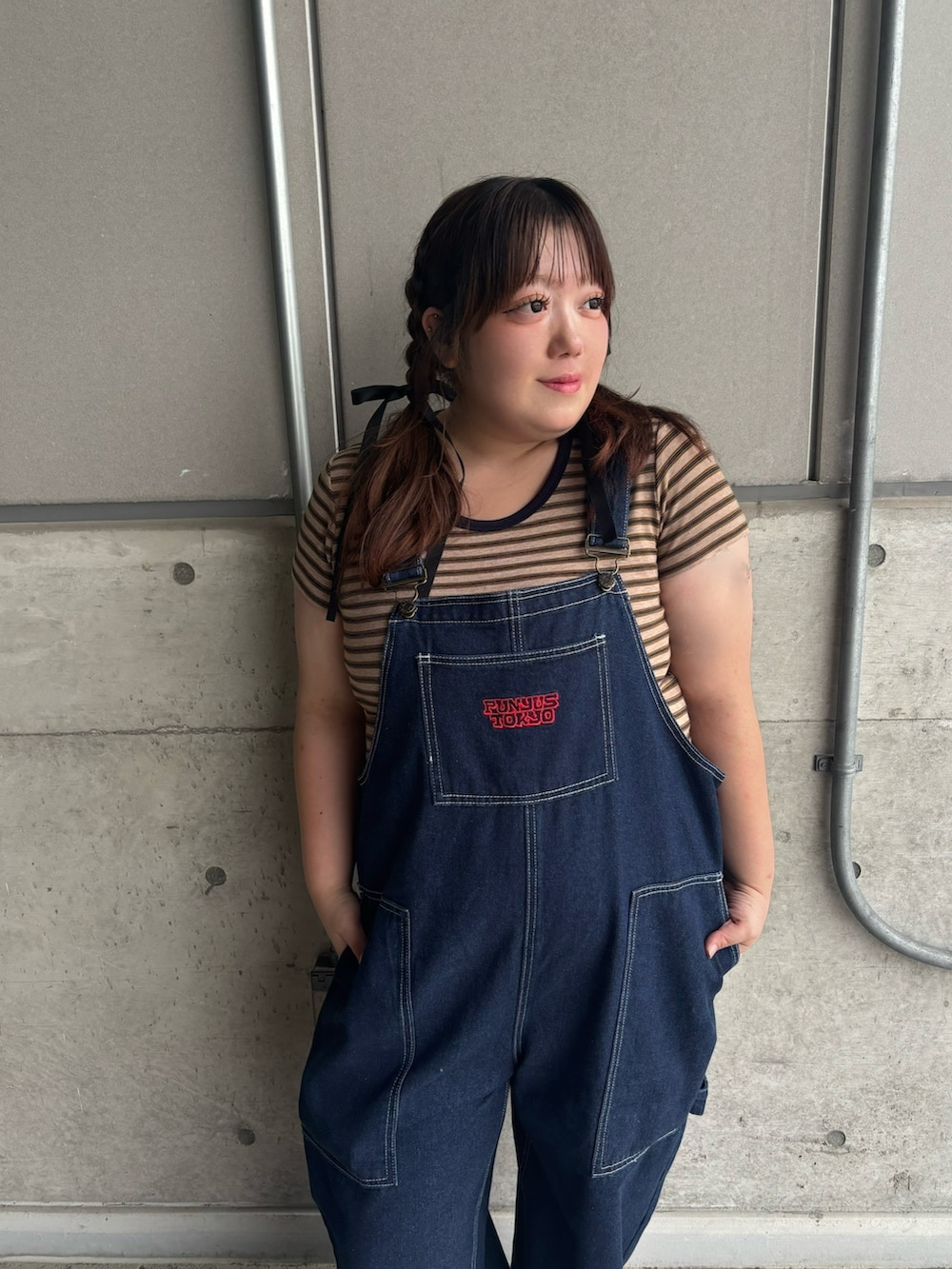 ブルー系のサロペット/オーバーオール、ブラウン系のTシャツ/カットソーを着用したレディースの夏コーディネートの4枚目の写真