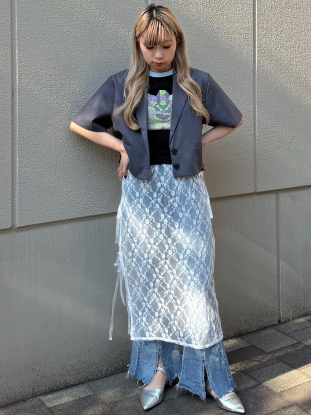 ホワイト系のスカート、ブルー系のデニムパンツ、グレー系のテーラードジャケットを着用したレディースの夏コーディネートの2枚目の写真