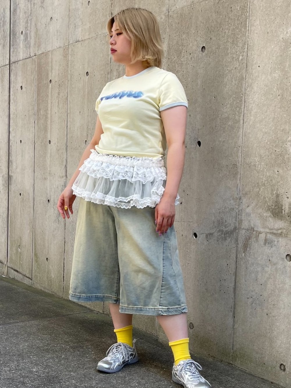 ブルー系のデニムパンツ、ホワイト系のスカート、イエロー系のTシャツ/カットソーを着用したレディースの夏コーディネートの4枚目の写真