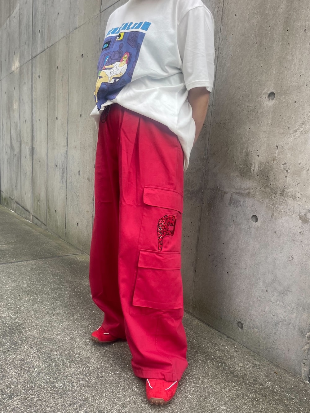 レッド系のカーゴパンツ、ホワイト系のTシャツ/カットソーを着用したレディースの夏コーディネートの7枚目の写真