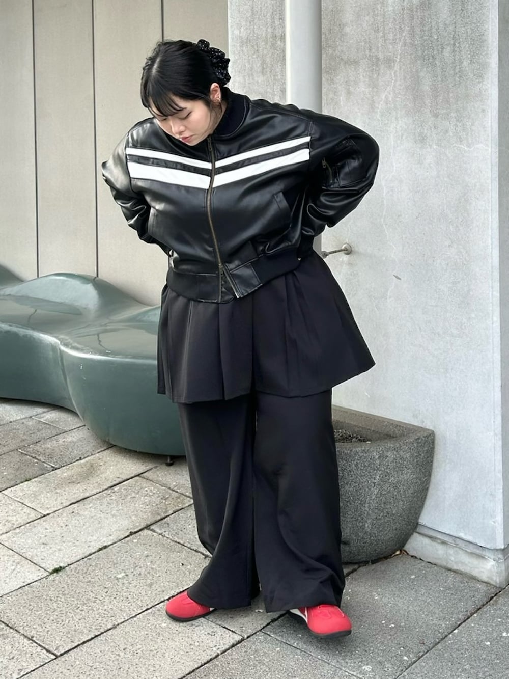 ブラック系のスカート、ブラック系のその他パンツ、ブラック系のブルゾンを着用したレディースの春コーディネートの4枚目の写真