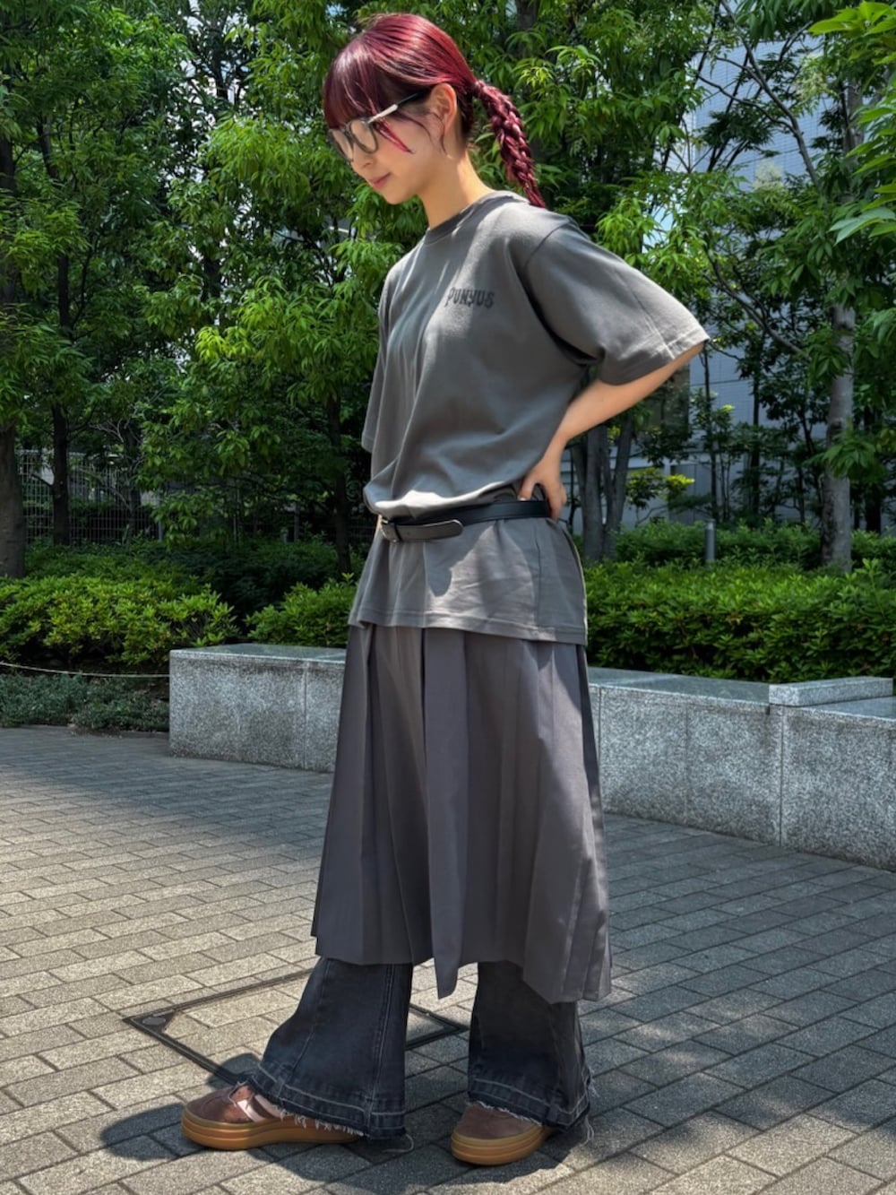 グレー系のスカート、ブラック系のデニムパンツ、ブラック系のTシャツ/カットソーを着用したレディースの夏コーディネートの3枚目の写真