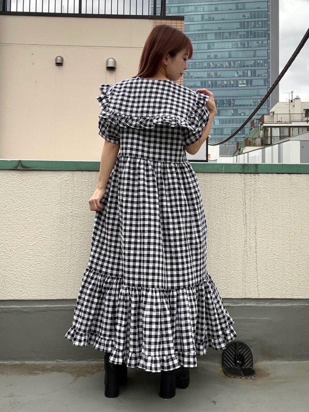 ブラック系のワンピースを着用したレディースの春コーディネートの5枚目の写真