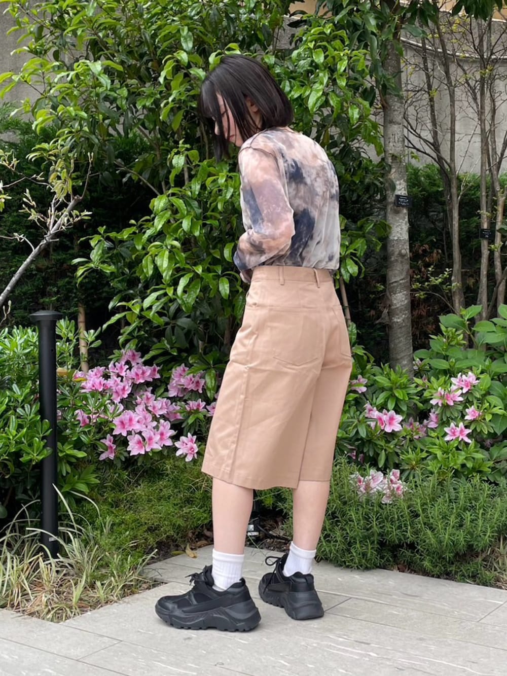ベージュ系のその他パンツ、グレー系のTシャツ/カットソーを着用したレディースの春コーディネートの5枚目の写真