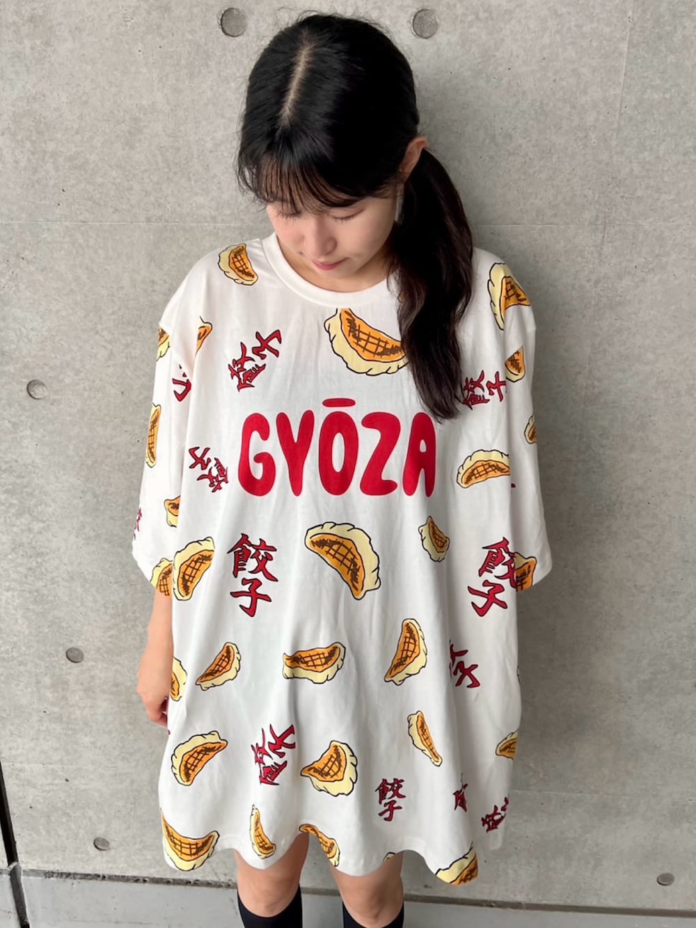 レッド系のTシャツ/カットソーを着用したレディースの夏コーディネートの3枚目の写真