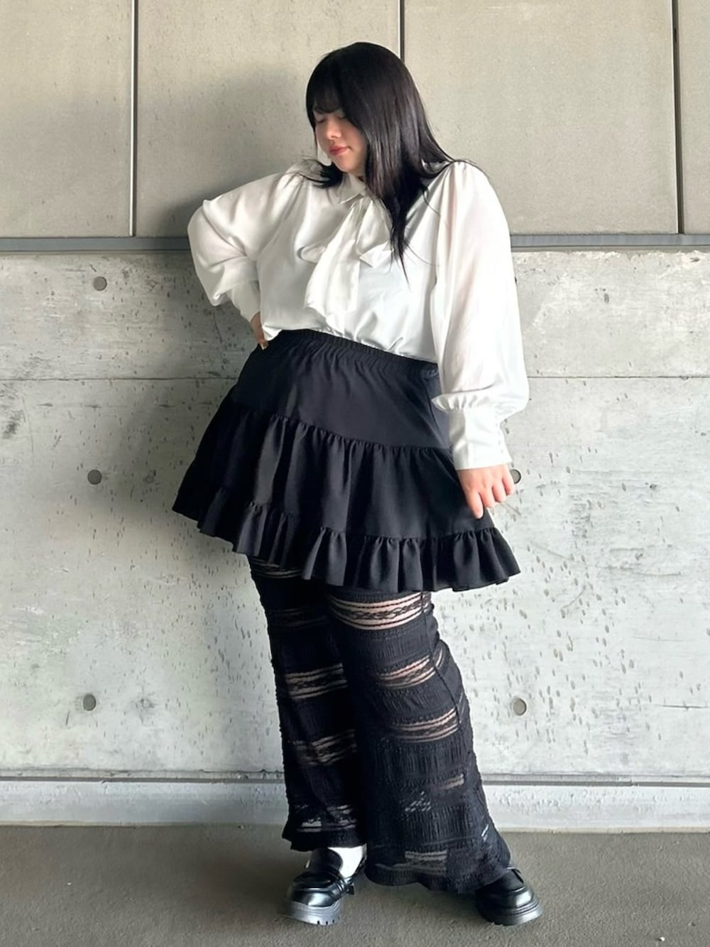 ホワイト系のシャツ/ブラウス、ブラック系のスカート、ブラック系のその他パンツを着用したレディースの春コーディネートの3枚目の写真