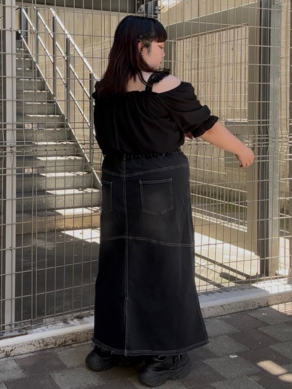 ブラック系のデニムスカート、ブラック系のシャツ/ブラウスを着用したレディースの夏コーディネートの3枚目の写真