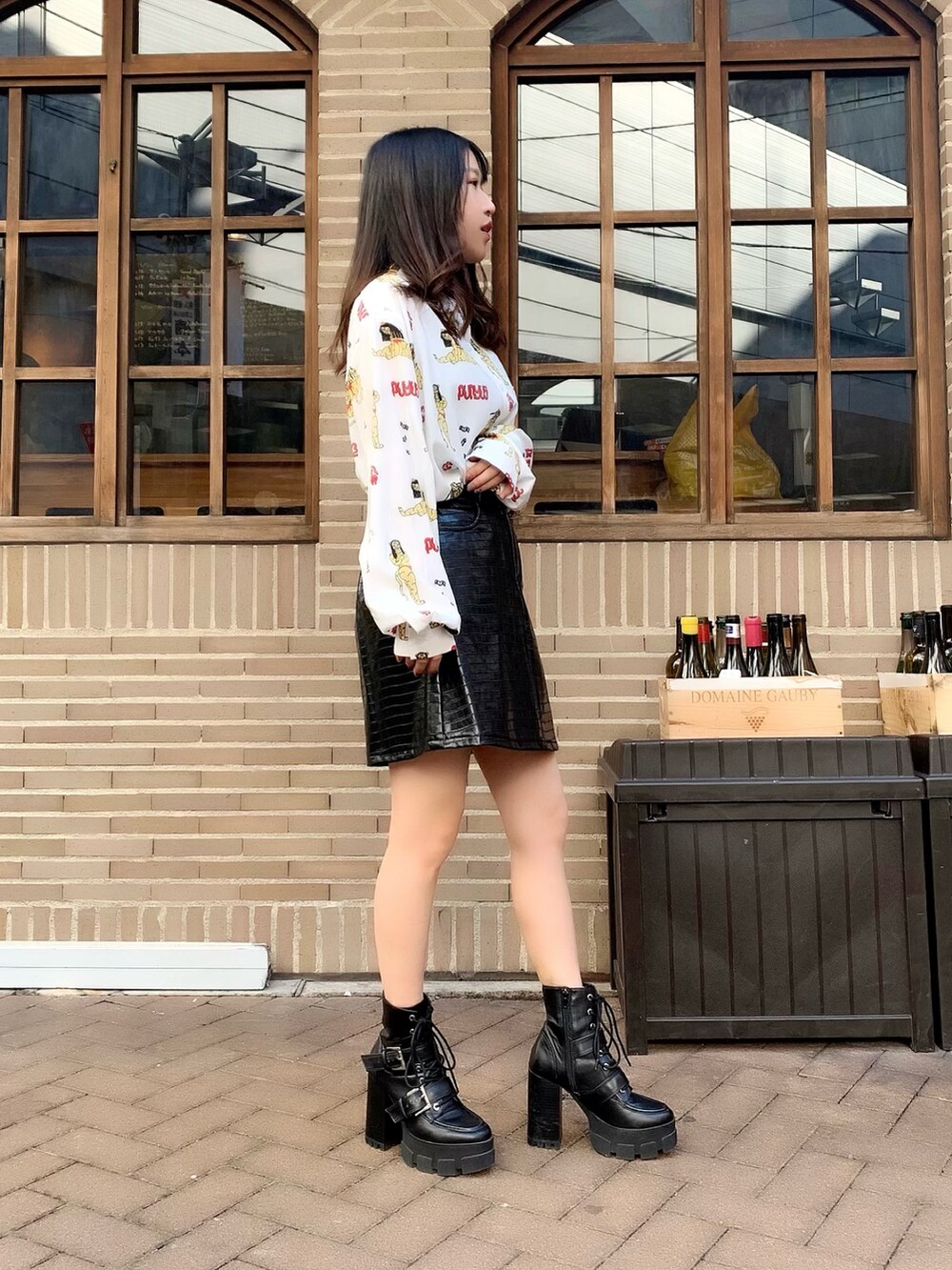 ブラック系のスカート、ホワイト系のシャツ/ブラウスを着用したレディースの冬コーディネートの3枚目の写真