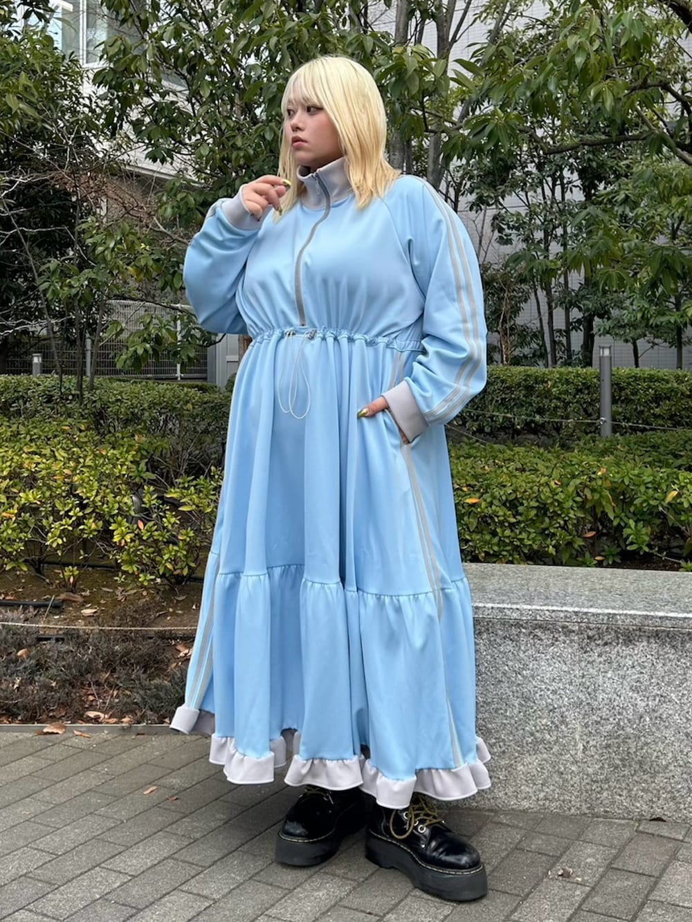 ブルー系のワンピースを着用したレディースの冬コーディネートの2枚目の写真