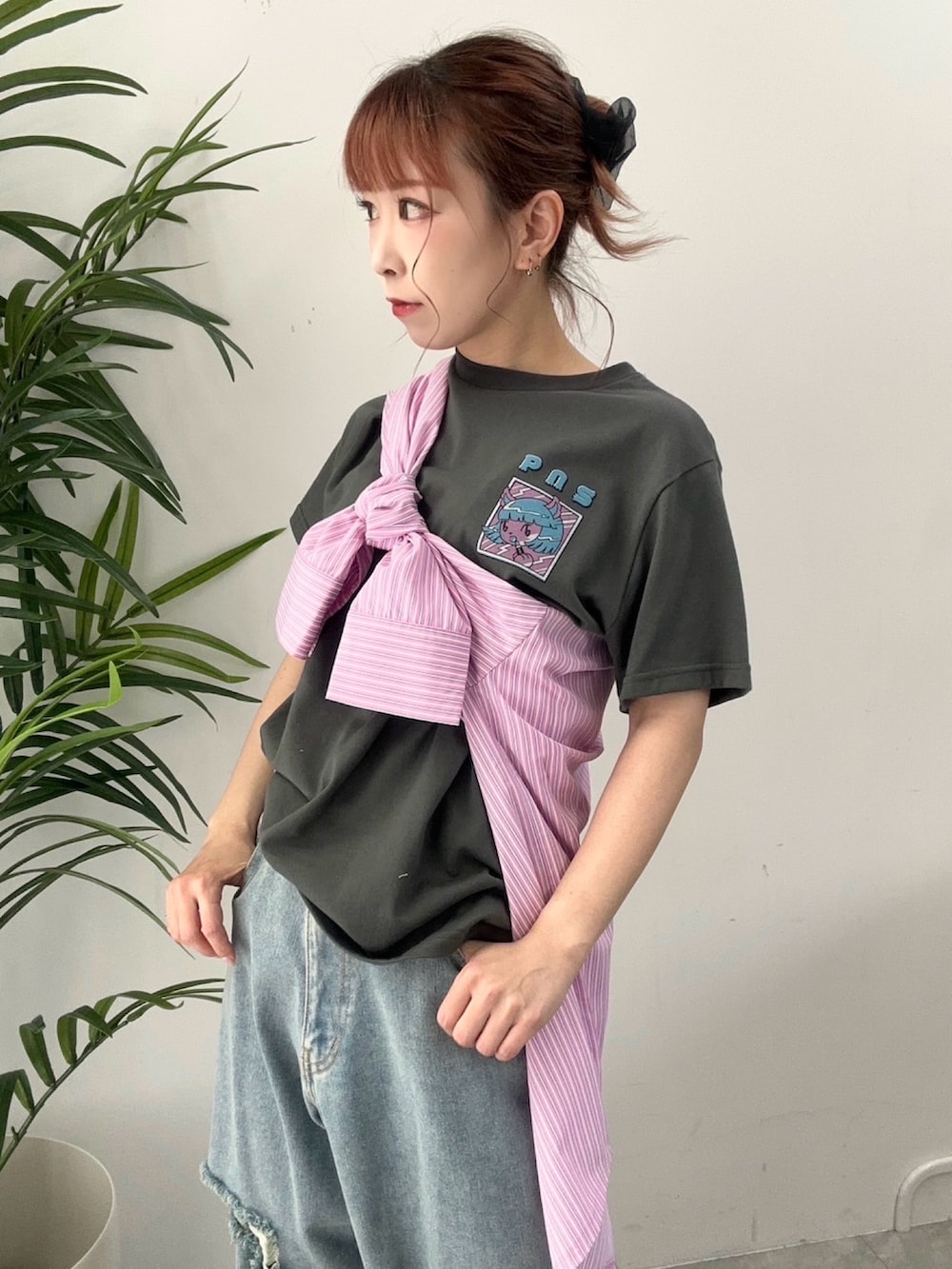 ブルー系のデニムパンツ、ピンク系のシャツ/ブラウス、ブラック系のTシャツ/カットソーを着用したレディースの夏コーディネートの2枚目の写真