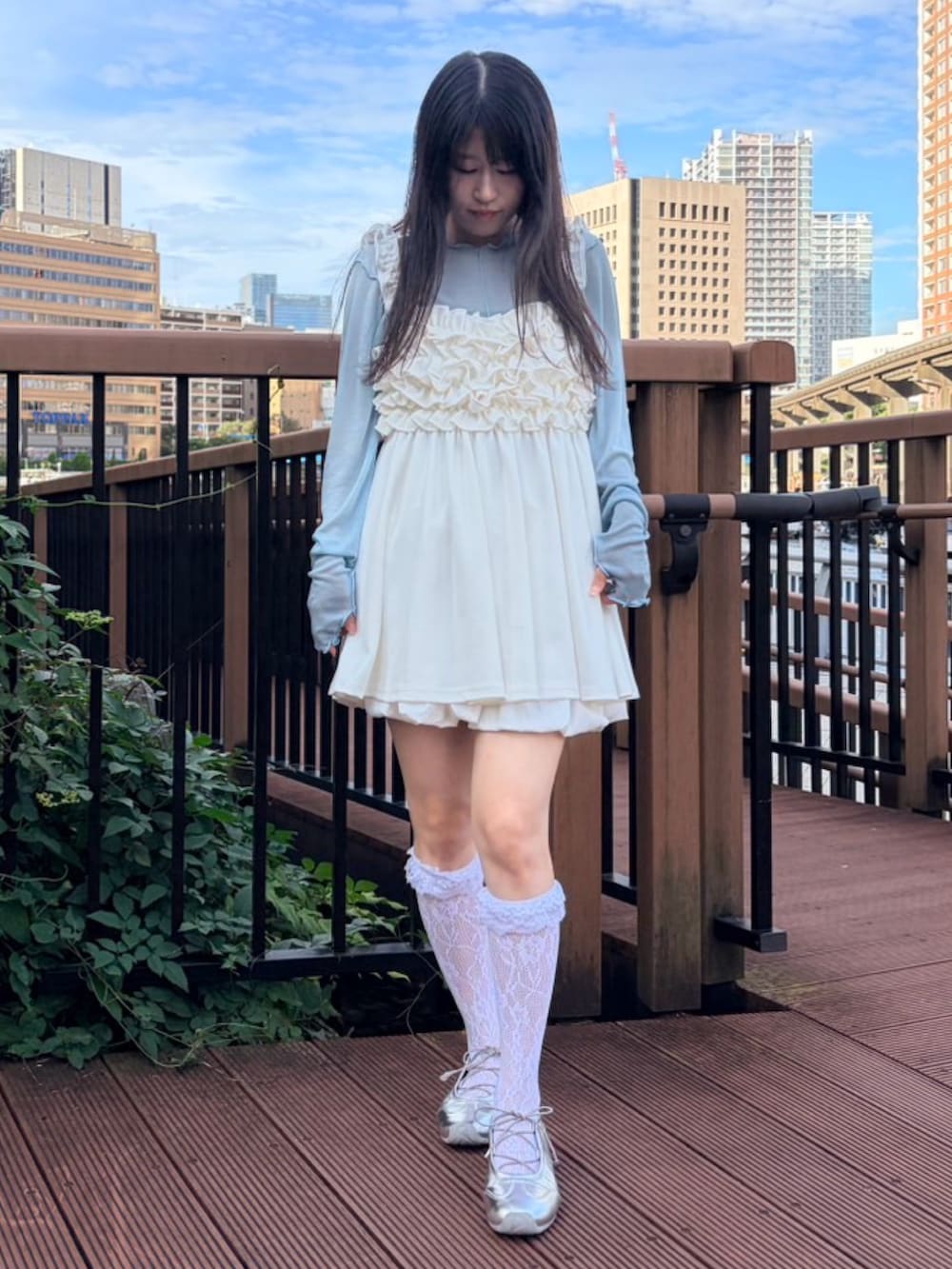 ホワイト系のワンピース、ブルー系のTシャツ/カットソー、ホワイト系のスカートを着用したレディースの秋コーディネートの2枚目の写真