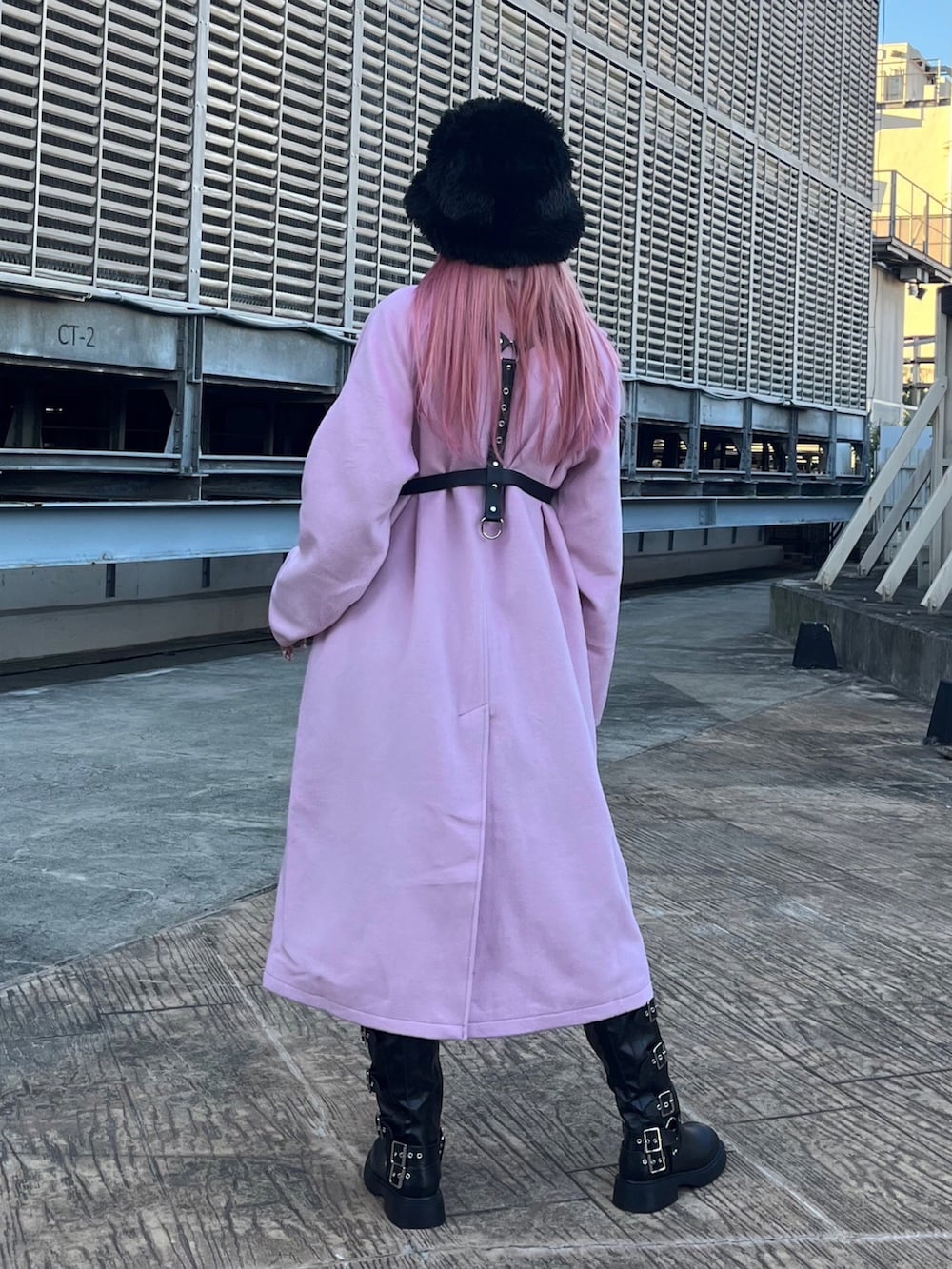 ピンク系のその他アウター、グレー系のニット/セーター、ブラック系のベルトを着用したレディースの秋コーディネートの3枚目の写真