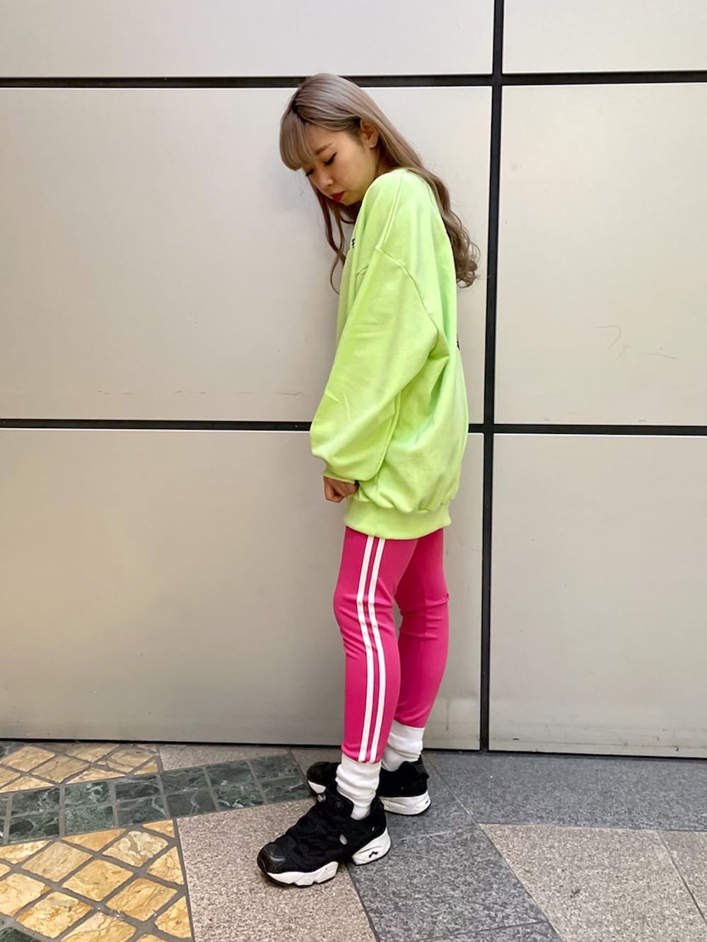 グリーン系のスウェット、ピンク系のレギンス/スパッツを着用したレディースの春コーディネートの2枚目の写真