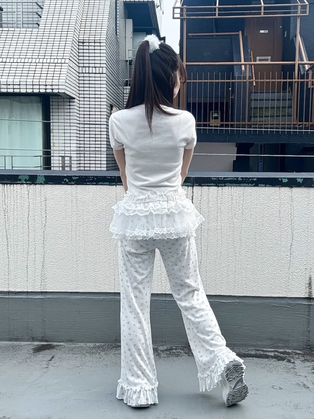 ホワイト系のその他パンツ、ホワイト系のスカート、ホワイト系のTシャツ/カットソーを着用したレディースの夏コーディネートの5枚目の写真