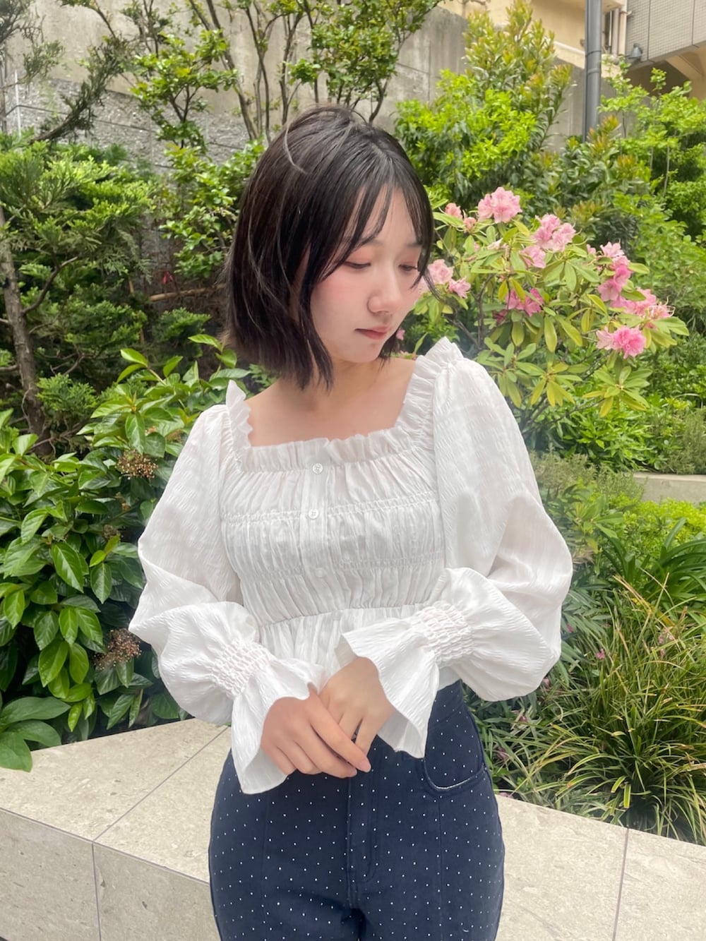 ブルー系のデニムパンツ、ホワイト系のシャツ/ブラウスを着用したレディースの春コーディネートの6枚目の写真
