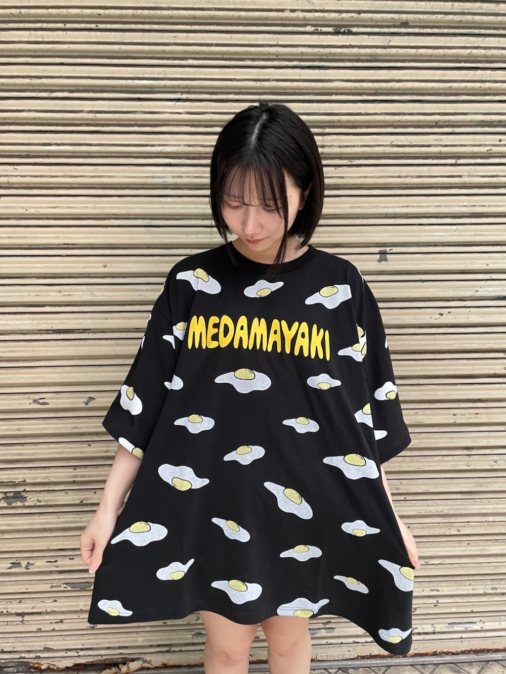 ブラック系のTシャツ/カットソーを着用したレディースの春コーディネートの3枚目の写真