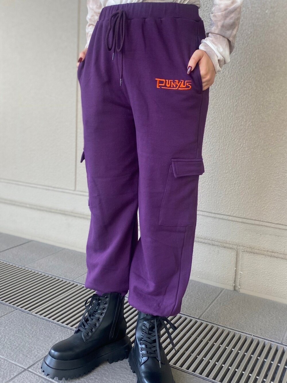 パープル系のスウェットパンツ、ブラウン系のTシャツ/カットソー、ブラック系のブーツを着用したレディースの秋コーディネートの3枚目の写真