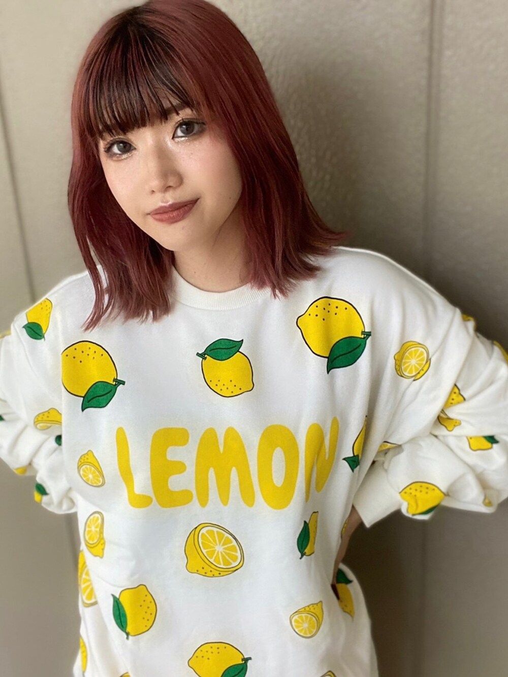 イエロー系のスウェット、イエロー系のその他パンツを着用したレディースの秋コーディネートの2枚目の写真