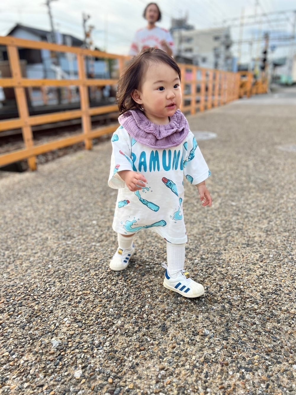 ブルー系のTシャツ/カットソーを着用したレディースの春コーディネートの2枚目の写真