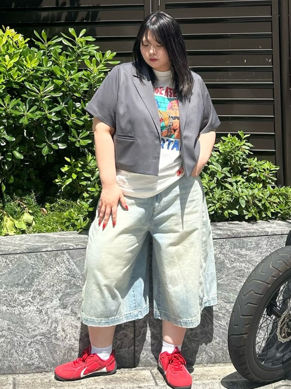 ブルー系のデニムパンツ、ホワイト系のTシャツ/カットソー、グレー系のテーラードジャケットを着用したレディースの春コーディネートの4枚目の写真