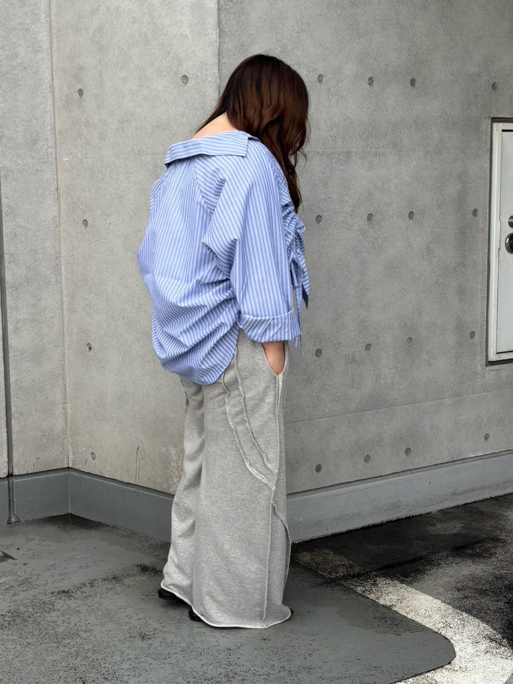 グレー系のスウェットパンツ、ブルー系のシャツ/ブラウスを着用したレディースの夏コーディネートの4枚目の写真