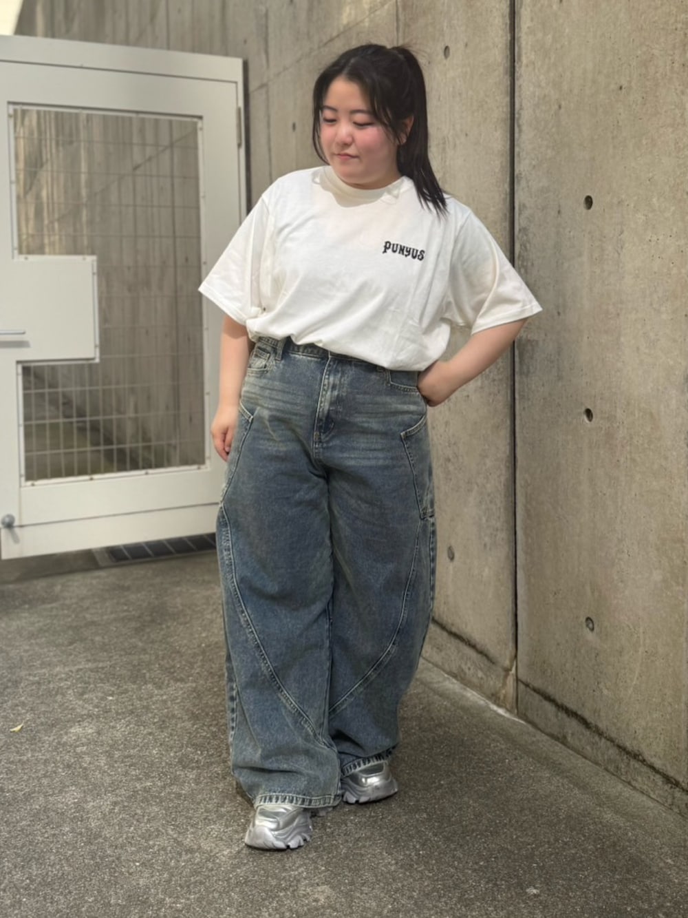 ブルー系のデニムパンツ、ホワイト系のTシャツ/カットソーを着用したレディースの春コーディネートの3枚目の写真