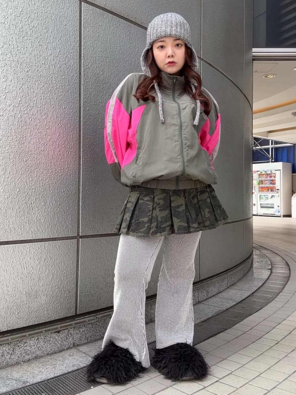 グリーン系のナイロンジャケット、ホワイト系のその他パンツ、グレー系のニットキャップ/ビーニーを着用したレディースの春コーディネートの2枚目の写真