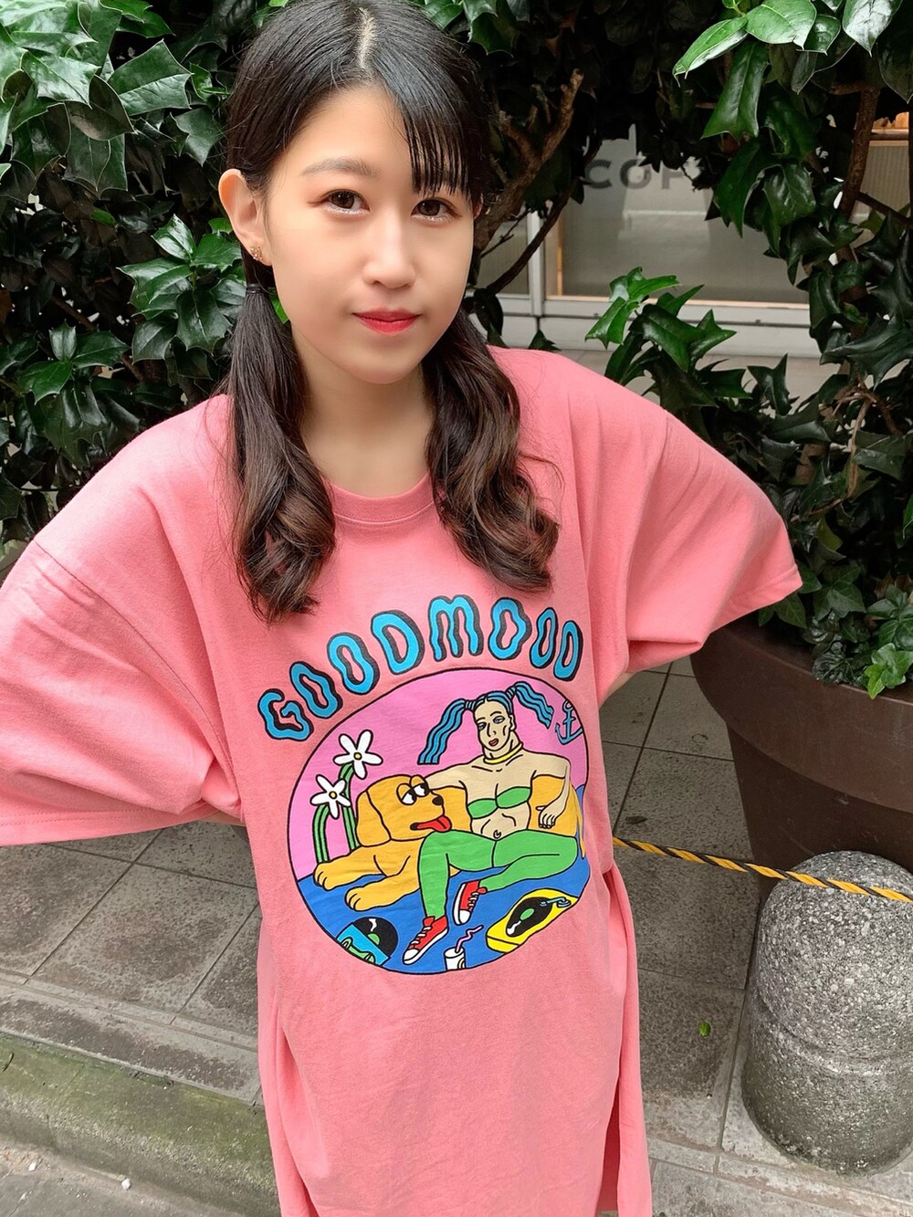 ブラック系のサンダル、ピンク系のワンピース、ブラック系のベルトを着用したレディースの夏コーディネートの2枚目の写真