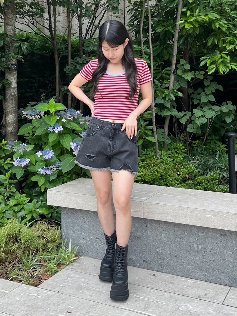 ブラック系のデニムパンツ、レッド系のTシャツ/カットソーを着用したレディースの夏コーディネートの2枚目の写真