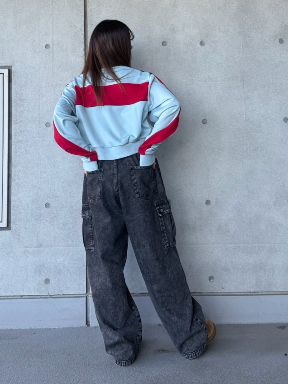 ブラック系のデニムパンツ、ブルー系のジャージを着用したレディースの春コーディネートの5枚目の写真