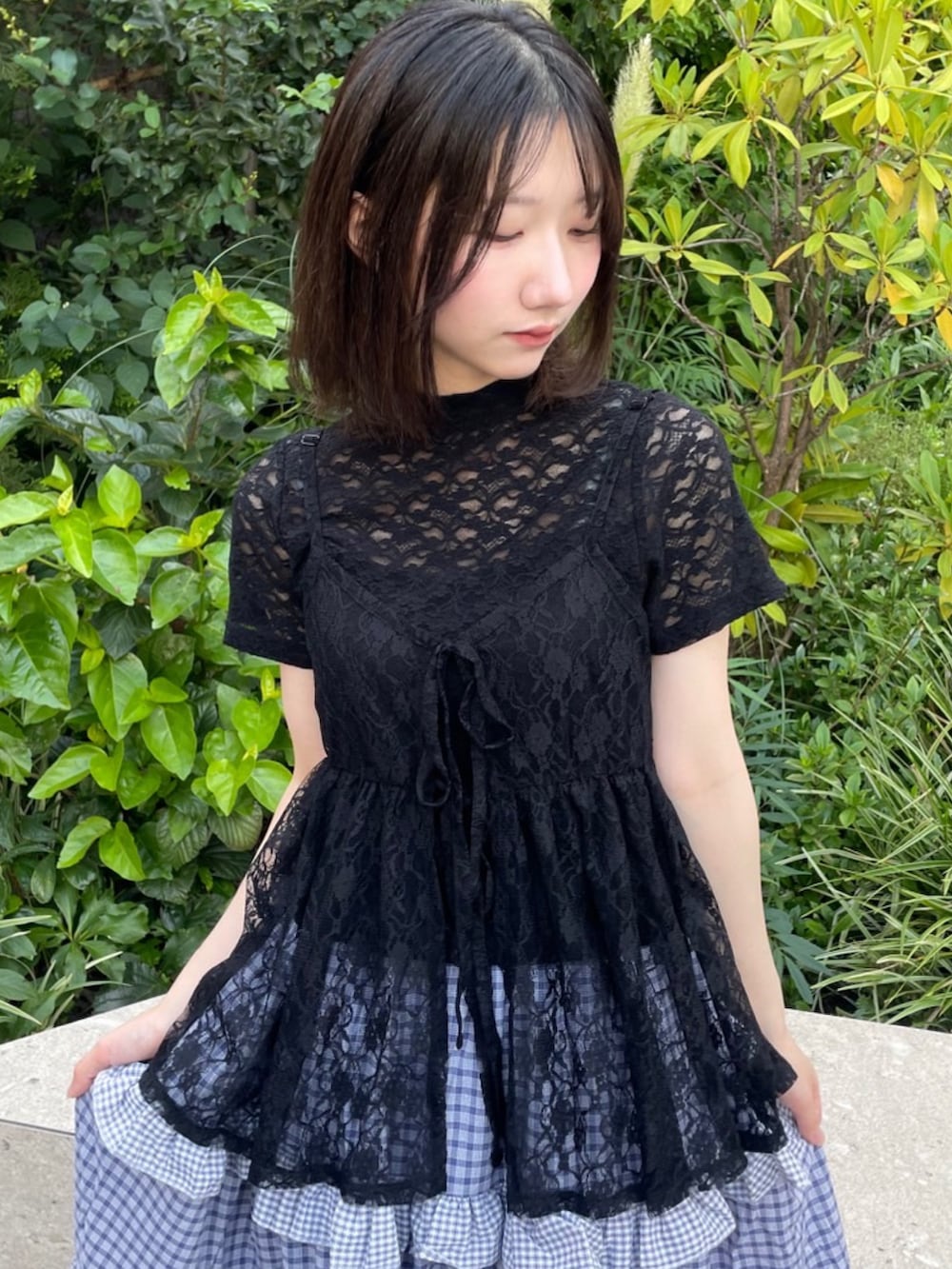 ブルー系のスカート、ブラック系のTシャツ/カットソー、ブラック系のチュニックを着用したレディースの夏コーディネートの5枚目の写真
