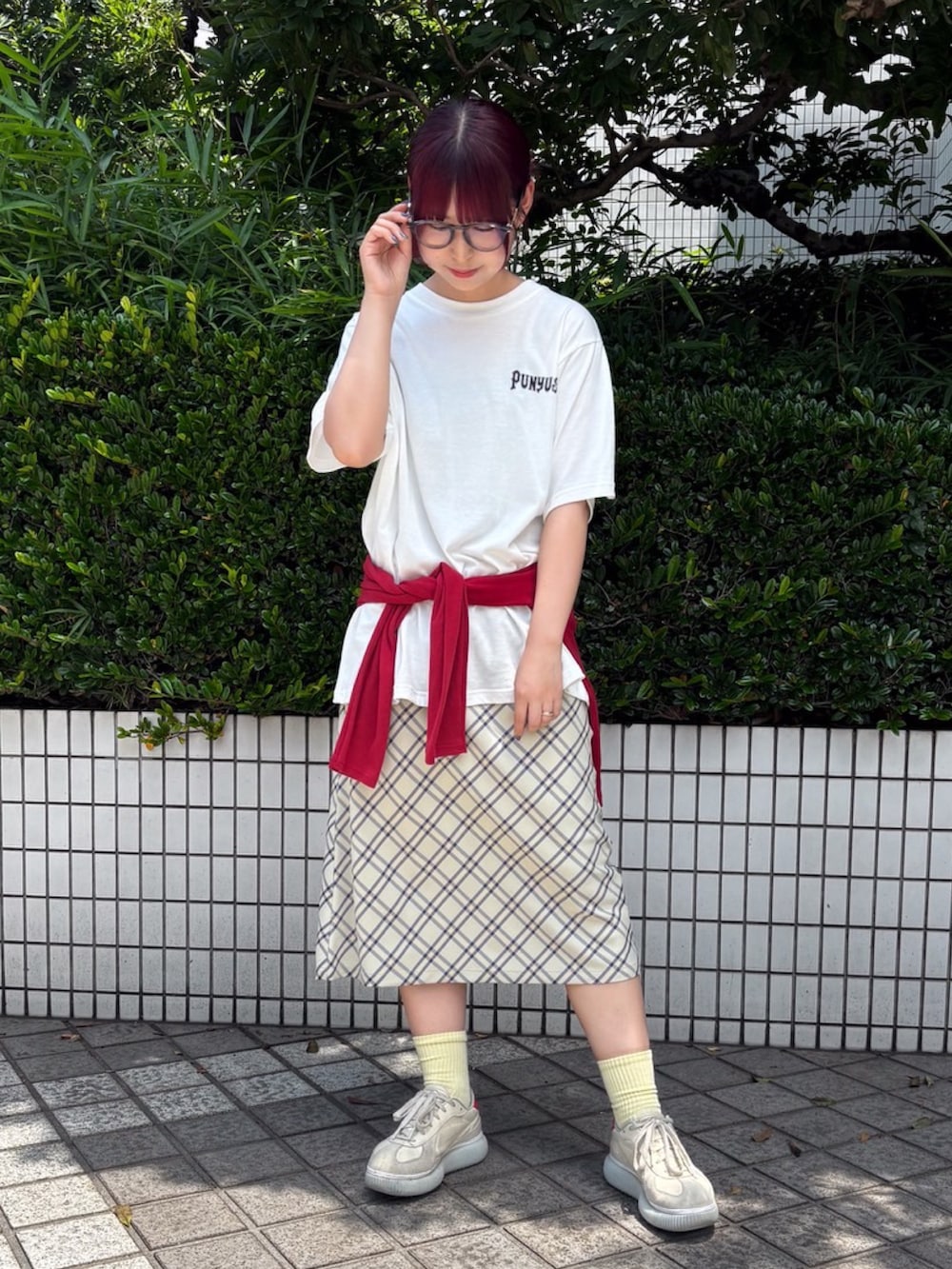 ベージュ系のスカート、レッド系のカーディガン/ボレロ、ホワイト系のTシャツ/カットソーを着用したレディースの夏コーディネートの3枚目の写真