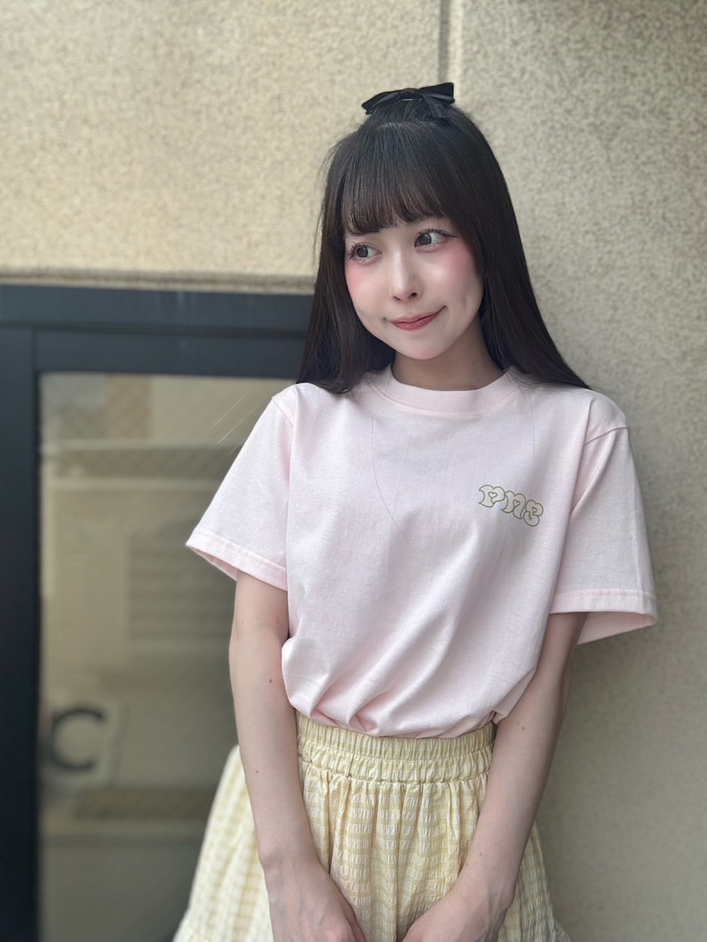 イエロー系のスカート、ピンク系のTシャツ/カットソーを着用したレディースの夏コーディネートの5枚目の写真