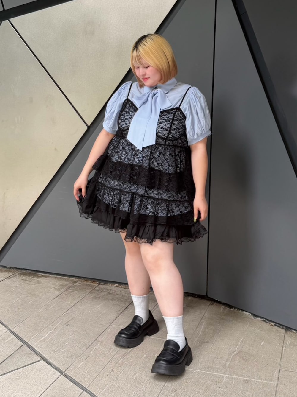 ブラック系のワンピース、ブルー系のシャツ/ブラウスを着用したレディースの夏コーディネートの6枚目の写真