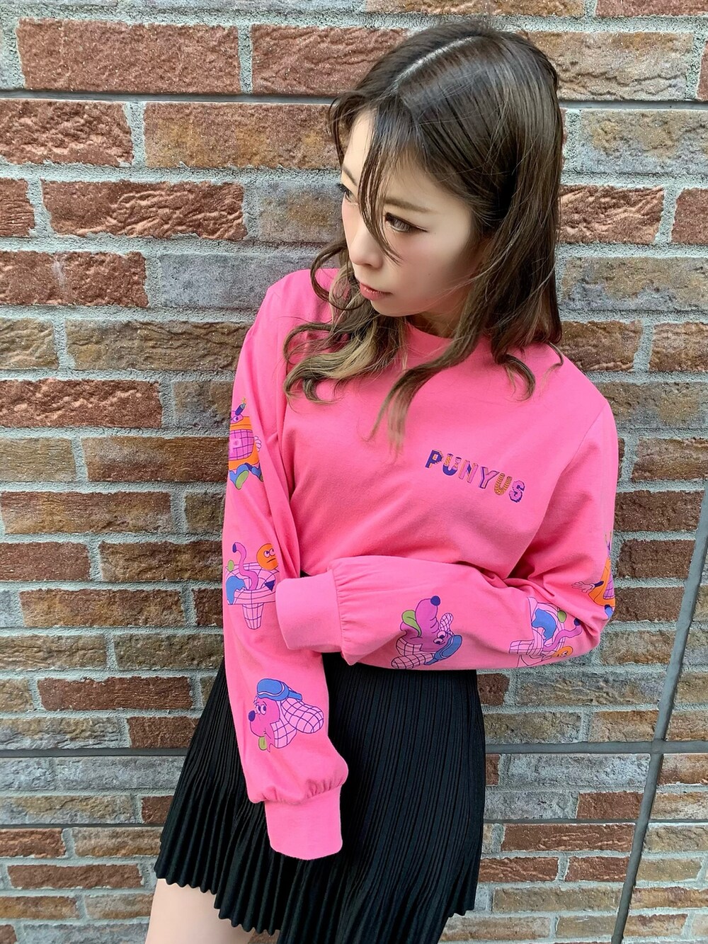 ピンク系のTシャツ/カットソー、ブラック系のブーツ、ブラック系のスカートを着用したレディースの春コーディネートの2枚目の写真