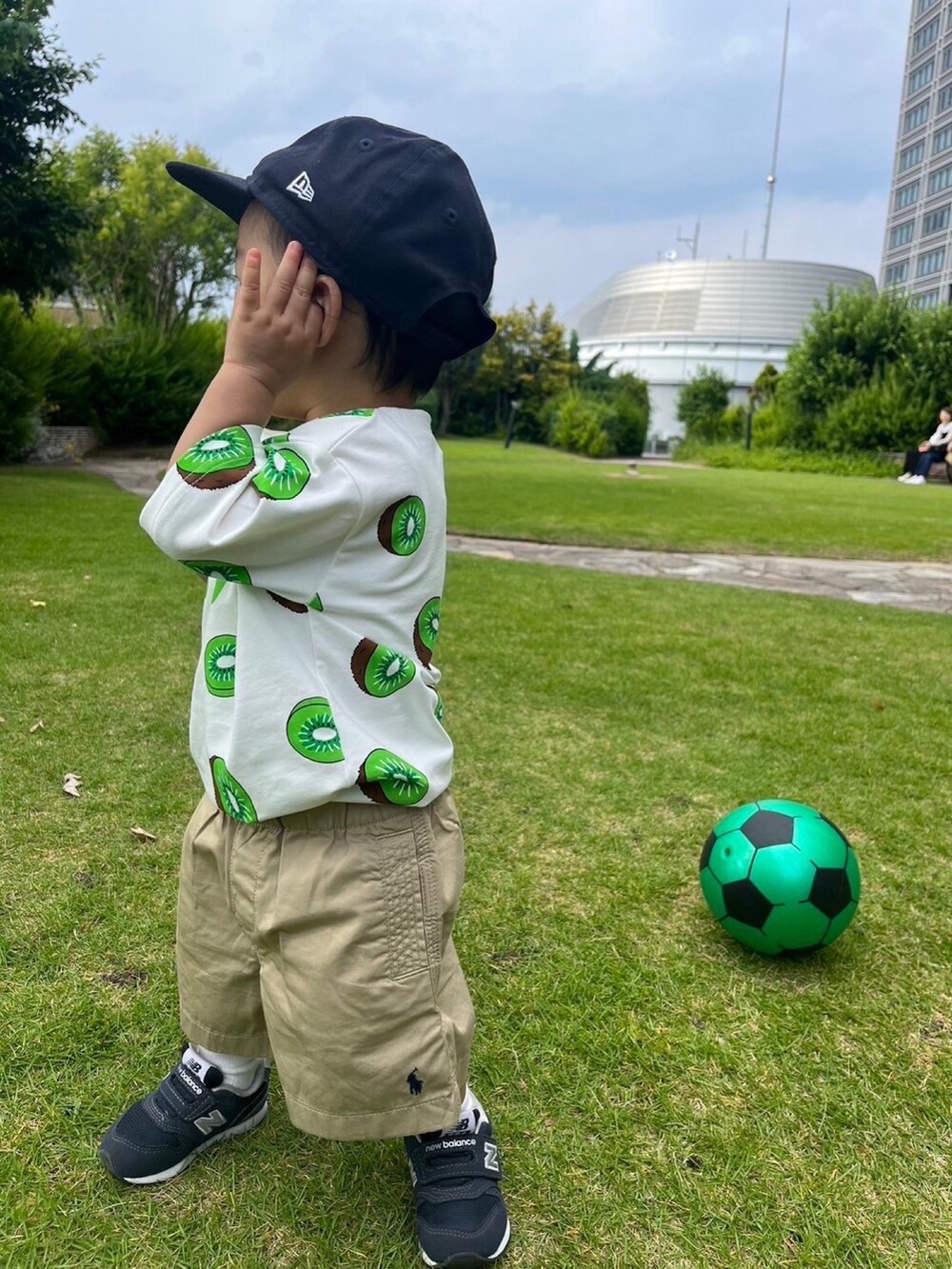 グリーン系のTシャツ/カットソーを着用したレディースの夏コーディネートの4枚目の写真