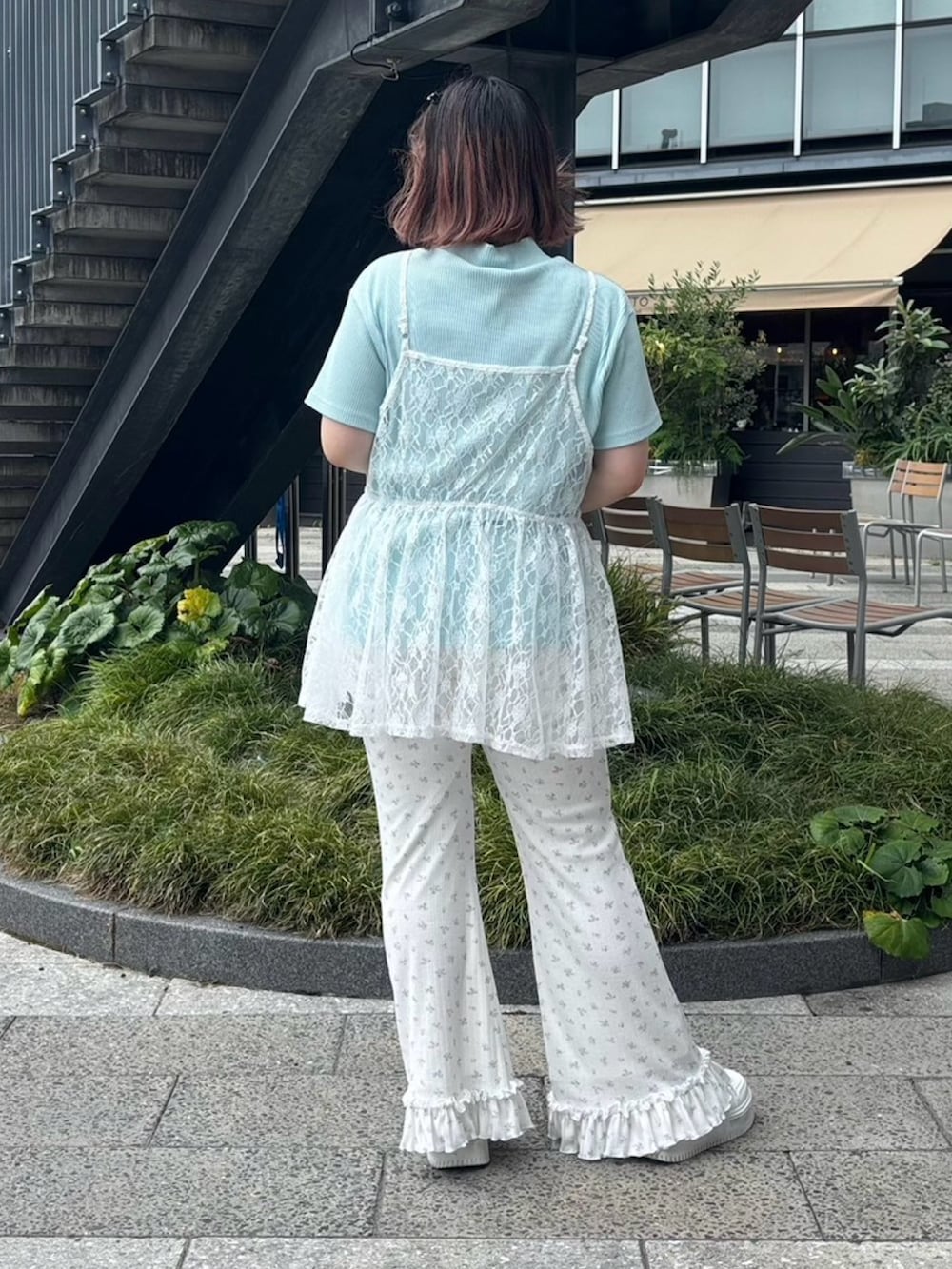 ホワイト系のその他パンツ、ホワイト系のチュニック、ブルー系のTシャツ/カットソーを着用したレディースの夏コーディネートの3枚目の写真