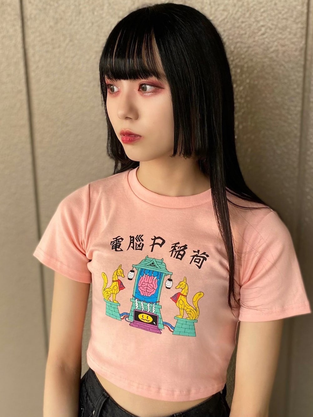 ブラック系のデニムパンツ、ピンク系のTシャツ/カットソーを着用したレディースの夏コーディネートの2枚目の写真