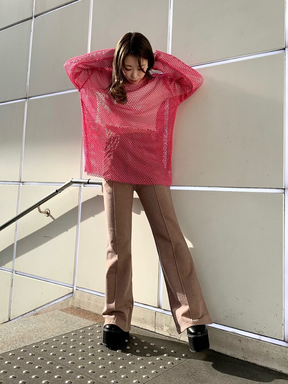 ブラック系のブーツ、ブラック系のスウェットパンツ、ピンク系のTシャツ/カットソーを着用したレディースの春コーディネートの2枚目の写真