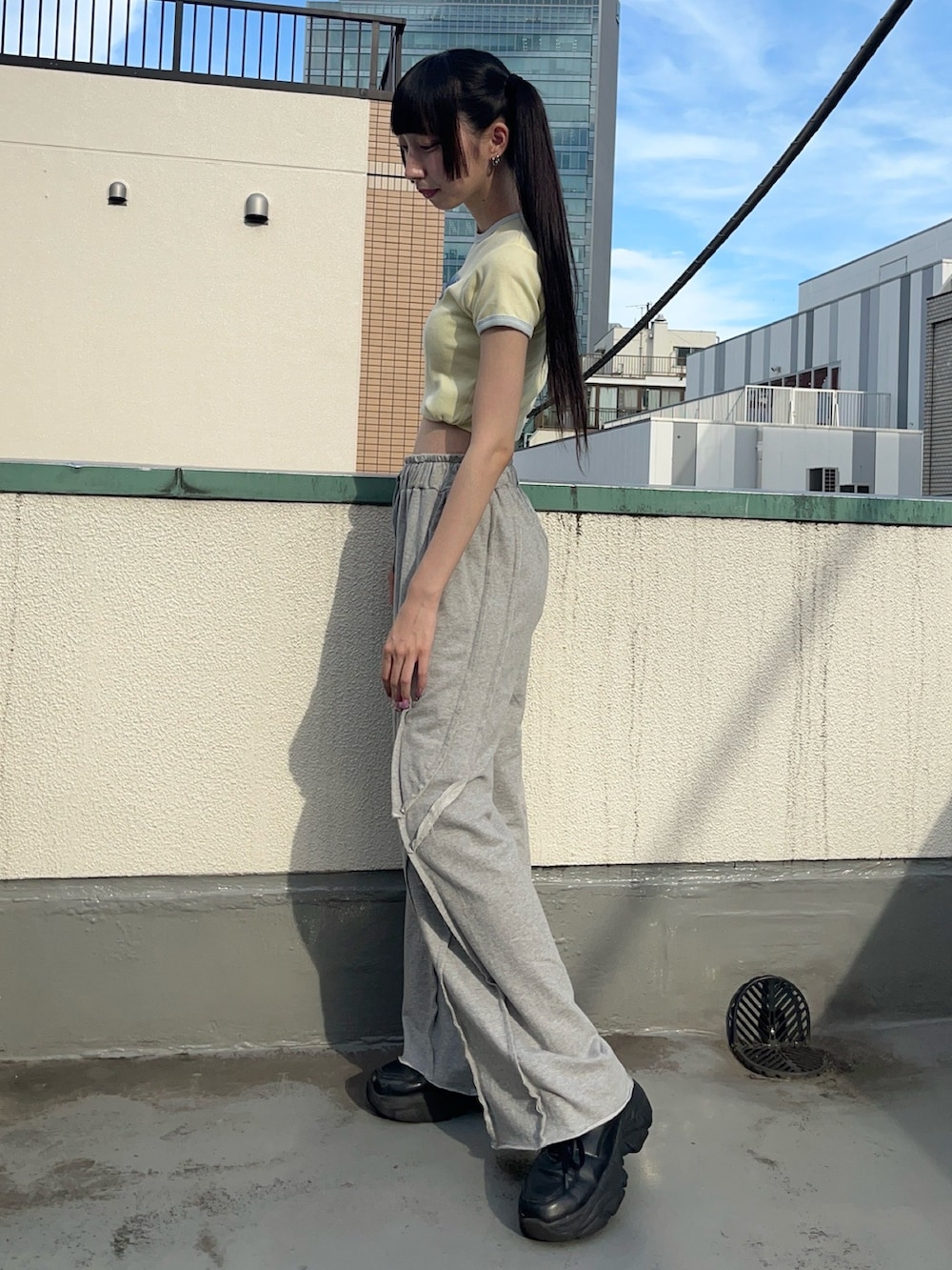 グレー系のスウェットパンツ、イエロー系のTシャツ/カットソーを着用したレディースの夏コーディネートの3枚目の写真