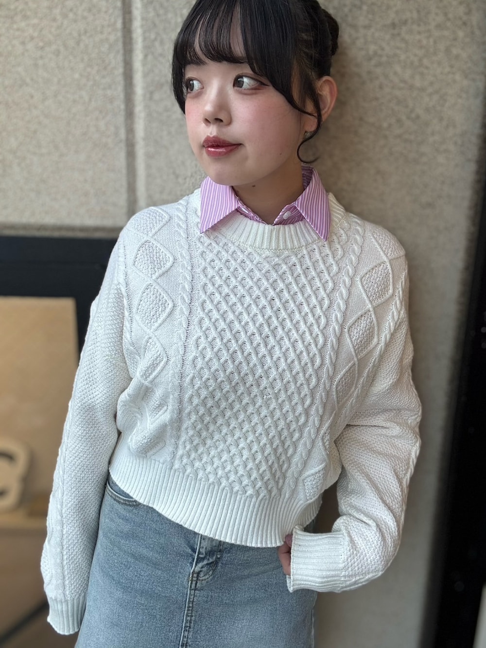 ブルー系のデニムスカート、ホワイト系のニット/セーター、ピンク系のシャツ/ブラウスを着用したレディースの冬コーディネートの4枚目の写真