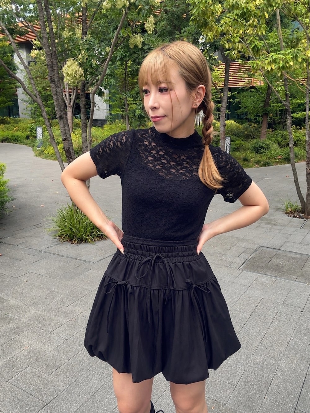 ブラック系のスカート、ブラック系のTシャツ/カットソーを着用したレディースの夏コーディネートの2枚目の写真