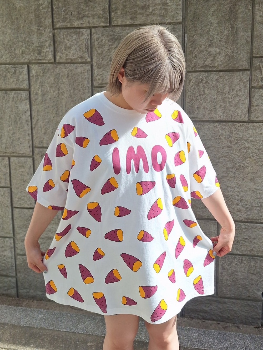 パープル系のTシャツ/カットソー、ブラック系のデニムパンツを着用したレディースの夏コーディネートの8枚目の写真