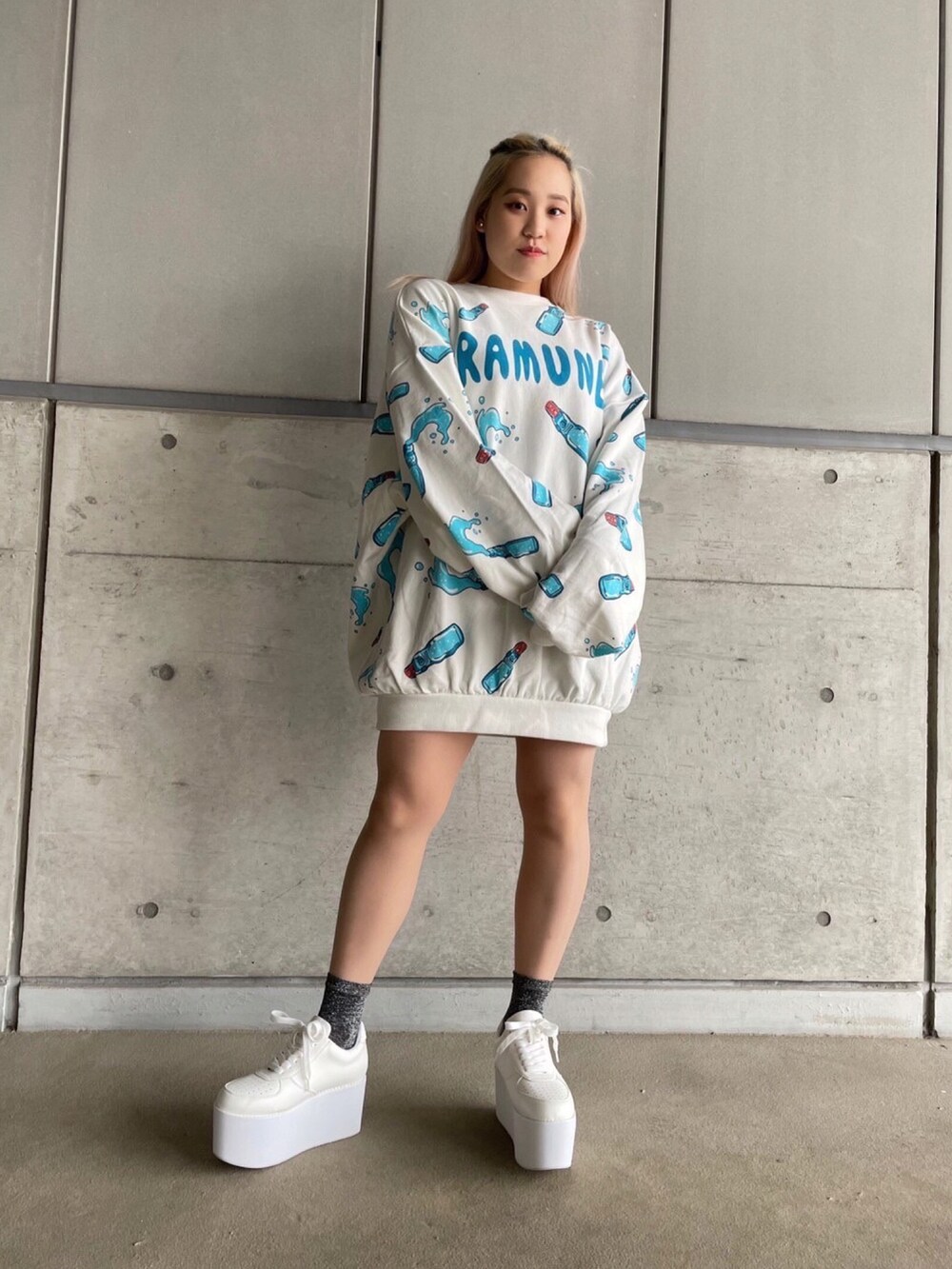 ホワイト系のスニーカー、ブルー系のスウェットを着用したレディースの春コーディネートの2枚目の写真