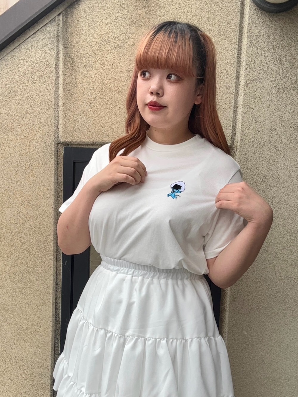 ホワイト系のスカート、ホワイト系のTシャツ/カットソー、イエロー系のその他パンツを着用したレディースの春コーディネートの3枚目の写真