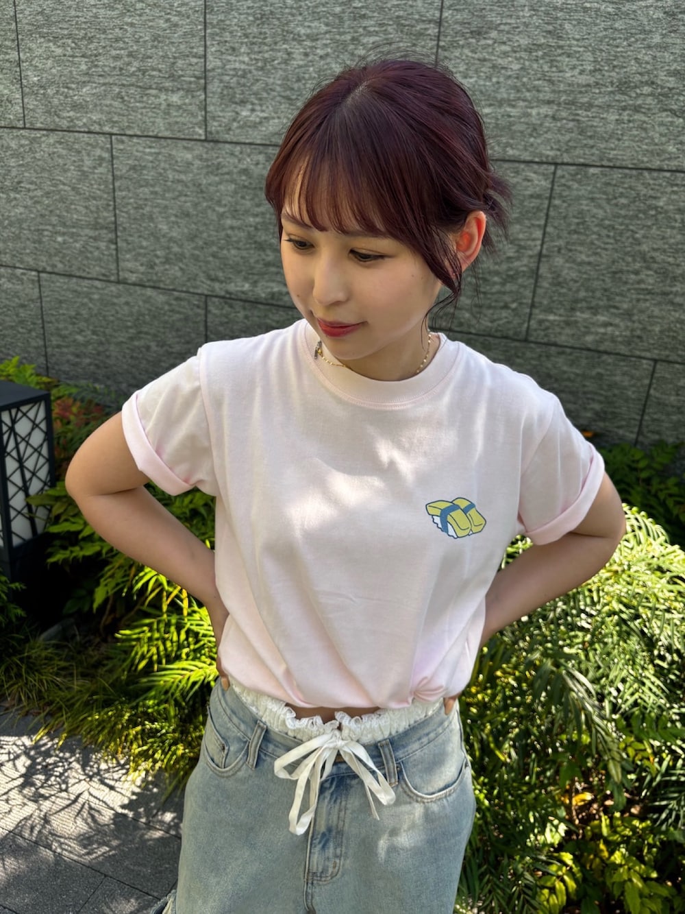 ブルー系のデニムパンツ、ピンク系のTシャツ/カットソーを着用したレディースの夏コーディネートの4枚目の写真