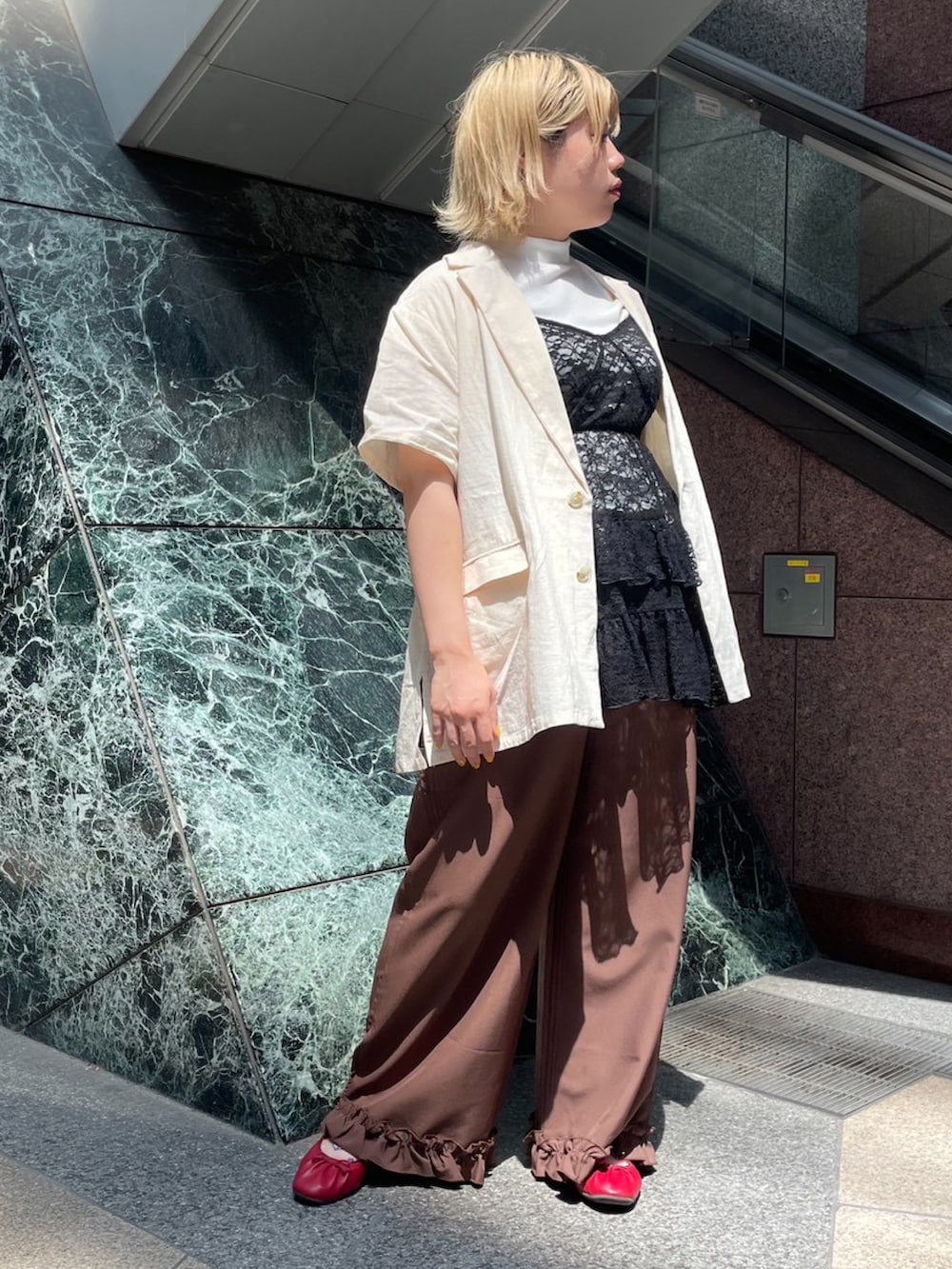 ブラウン系のその他パンツ、ホワイト系のテーラードジャケット、ブラック系のワンピースを着用したレディースの夏コーディネートの2枚目の写真